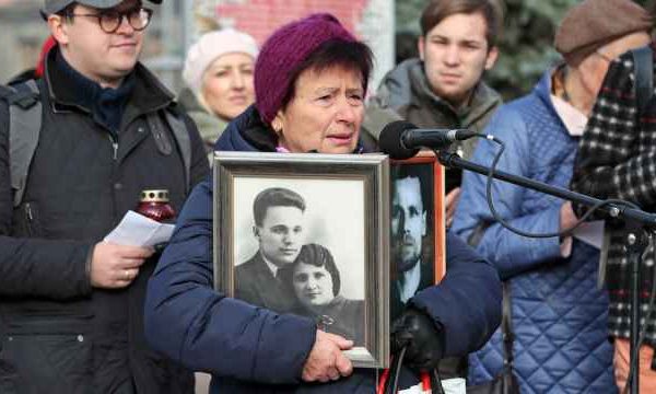 În fața Curții Supreme s-au adunat mai mulți protestatar
