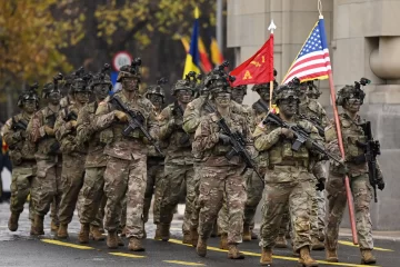 soldati americani trecand pe sub Arcul de Triumf