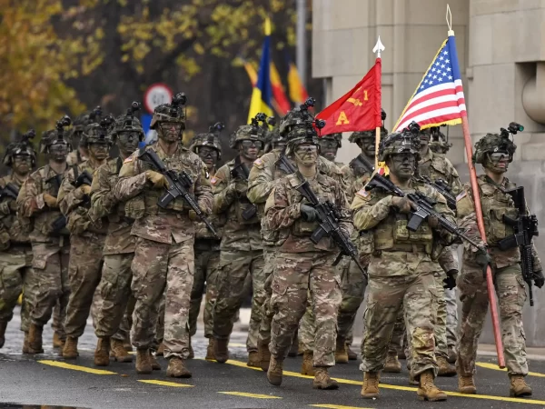 soldati americani trecand pe sub Arcul de Triumf