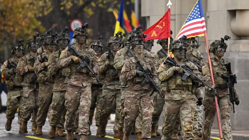 soldati americani trecand pe sub Arcul de Triumf